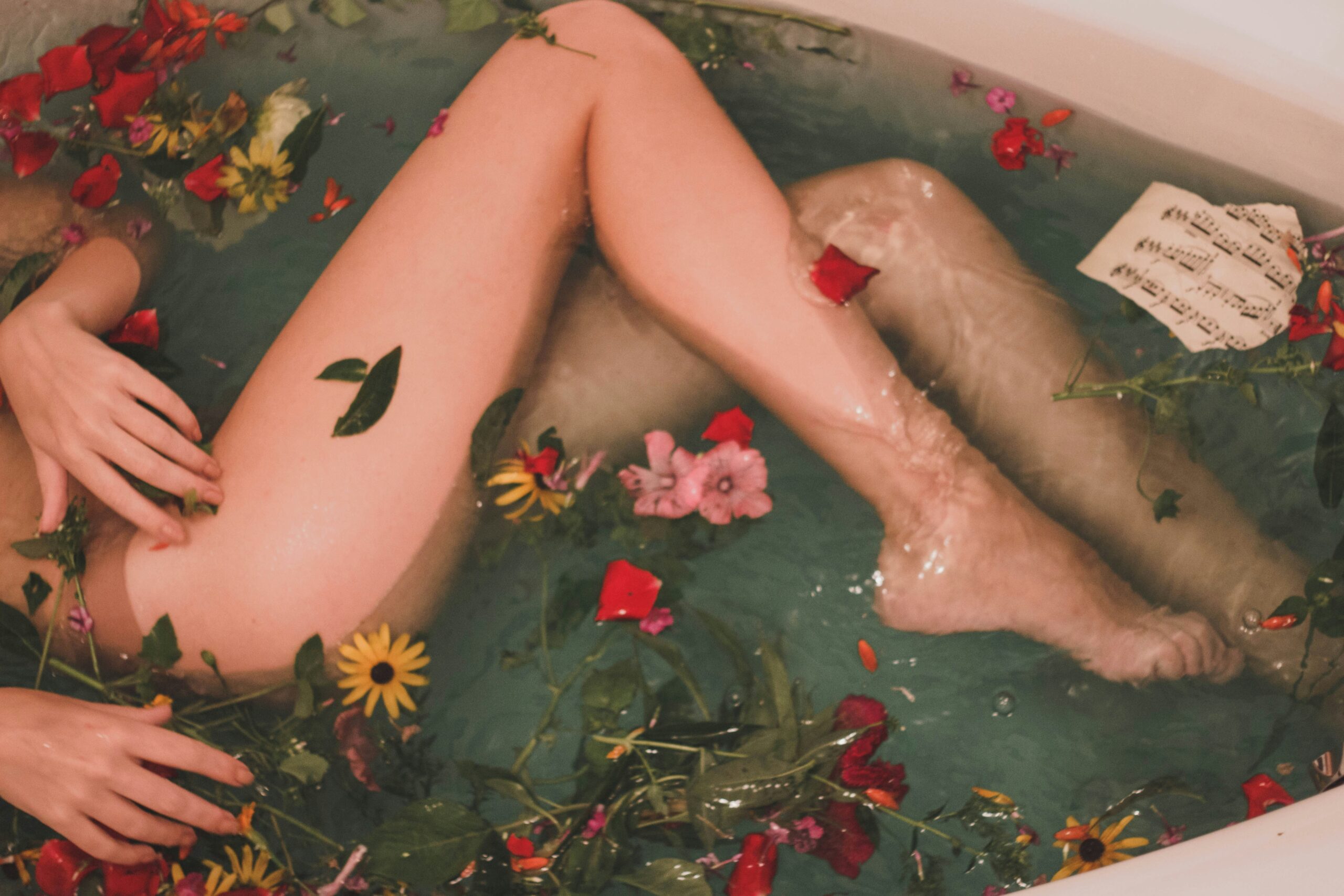 https://unsplash.com/photos/bathtub-with-water-and-flowers-oha7AANDiL8?utm_content=creditShareLink&utm_medium=referral&utm_source=unsplash
